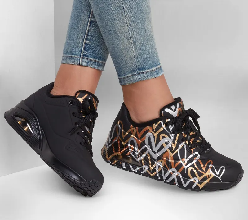 Skechers Skechers x JGoldcrown: Uno – Metallic Love – Zwart / Goud (155523-BKGD)