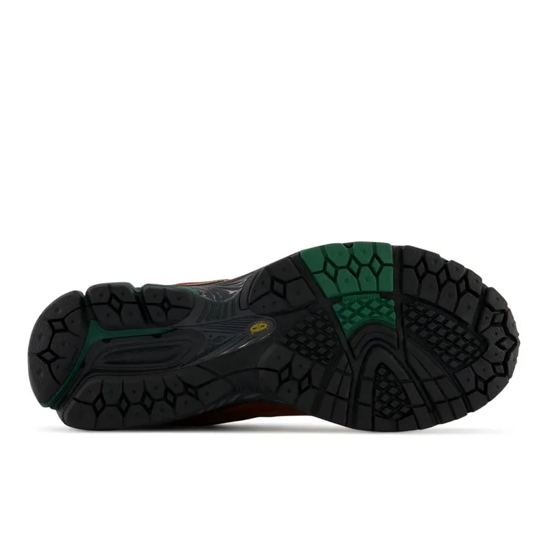 New Balance 2002R Brown / Team Red (M2002RV1-37689)