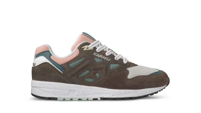 Karhu Legacy 96 – Tarmac / Gray Violet (F806014)