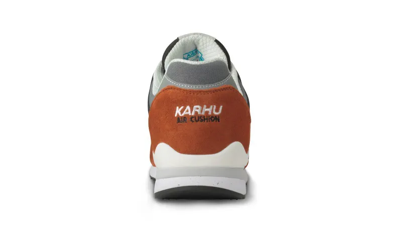 Karhu Synchron Classic – Cinnanmon Stick / Jet Black (F802654)