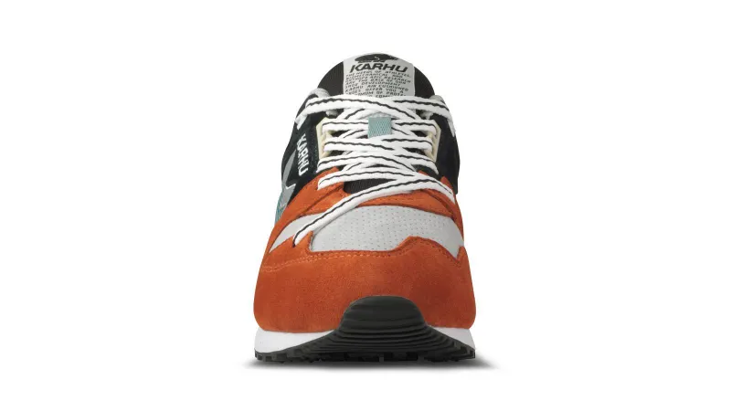 Karhu Synchron Classic – Cinnanmon Stick / Jet Black (F802654)