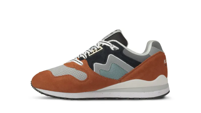 Karhu Synchron Classic – Cinnanmon Stick / Jet Black (F802654)