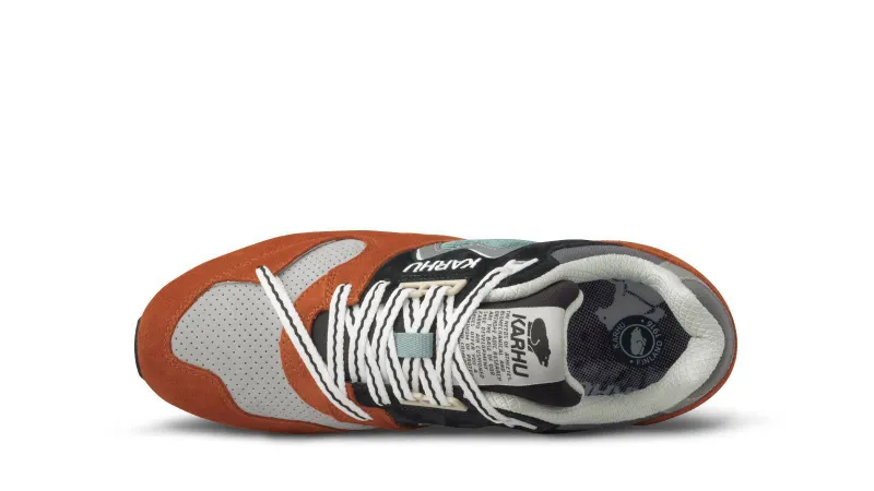 Karhu Synchron Classic – Cinnanmon Stick / Jet Black (F802654)
