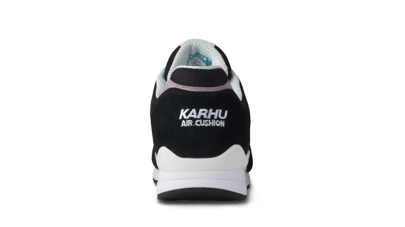 Karhu Synchron Classic – Jet Black / Cabaret (F802660)