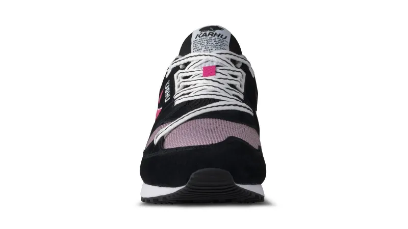Karhu Synchron Classic – Jet Black / Cabaret (F802660)