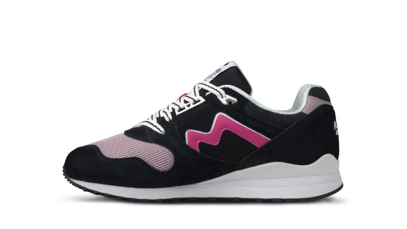 Karhu Synchron Classic – Jet Black / Cabaret (F802660)