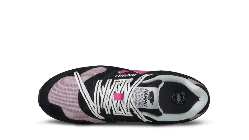 Karhu Synchron Classic – Jet Black / Cabaret (F802660)