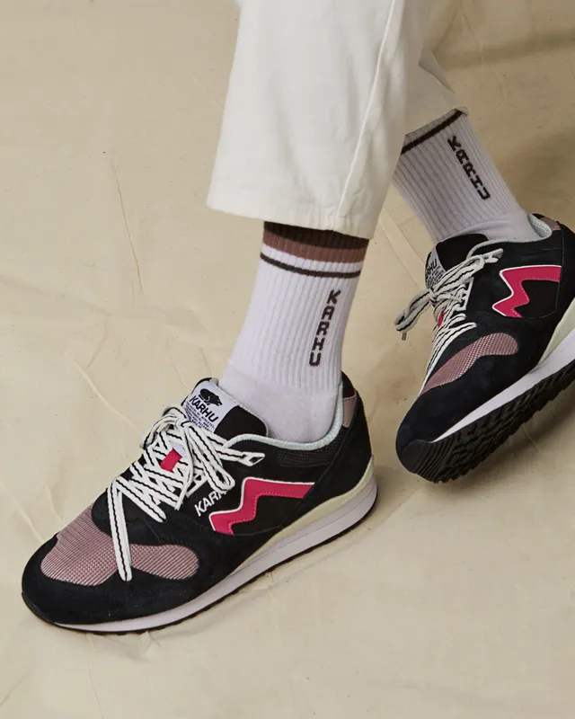 Karhu Synchron Classic – Jet Black / Cabaret (F802660)