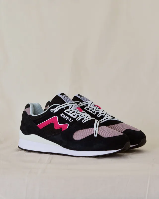 Karhu Synchron Classic – Jet Black / Cabaret (F802660)