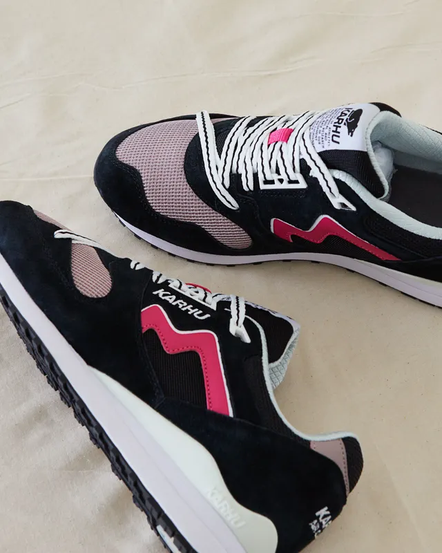 Karhu Synchron Classic – Jet Black / Cabaret (F802660)