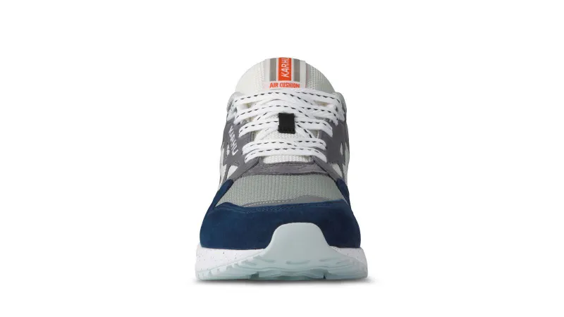 Karhu Legacy 96 – Ensign Blue / Lily White (F806017)