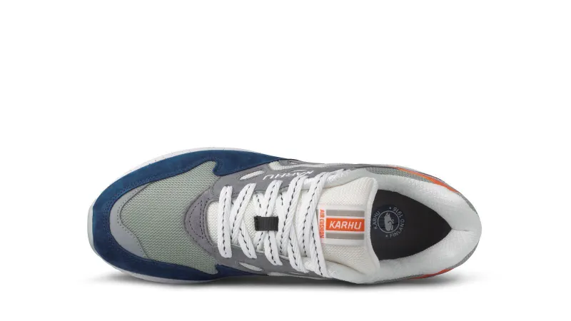Karhu Legacy 96 – Ensign Blue / Lily White (F806017)