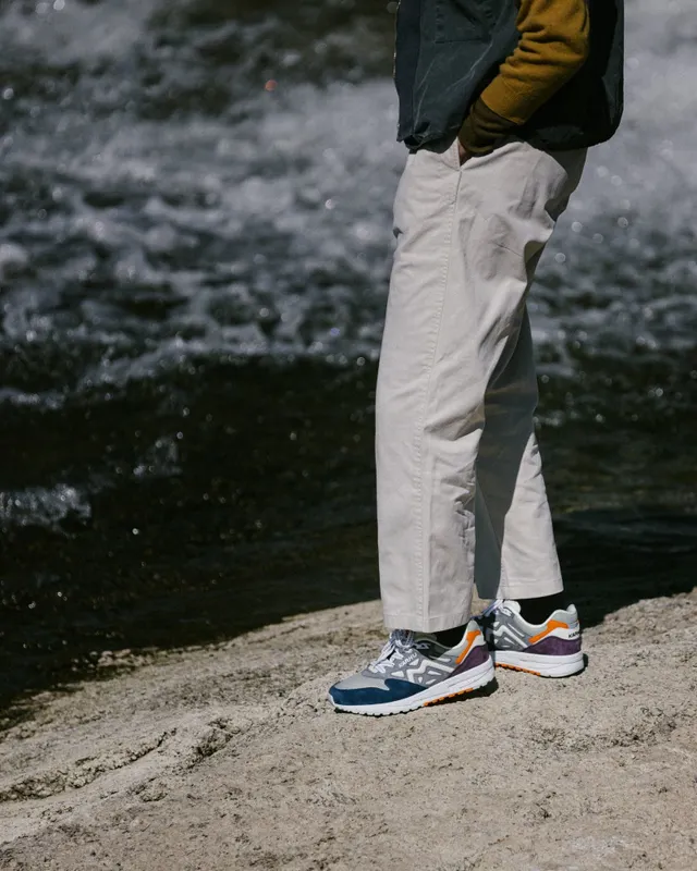 Karhu Legacy 96 – Ensign Blue / Lily White (F806017)