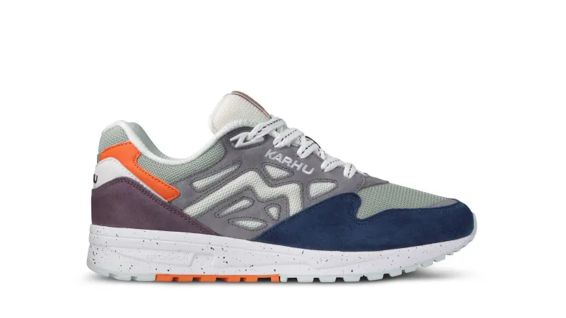 Karhu Legacy 96 – Ensign Blue / Lily White (F806017)
