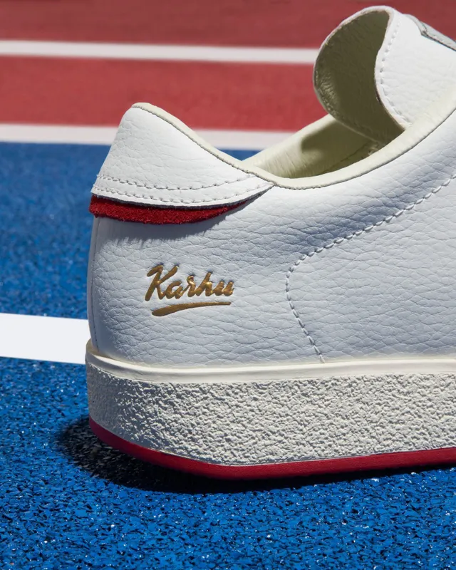 Karhu Trampas – White / Red (F809025)