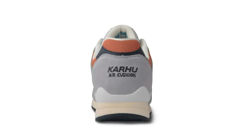 Karhu Synchron Classic – Dawn Blue / Lily White (F802662)