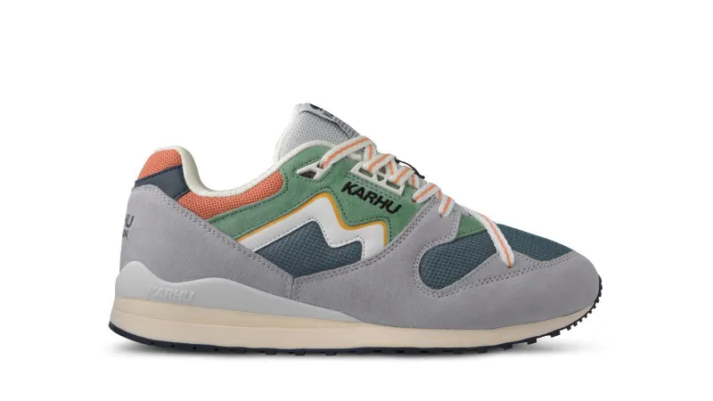 Karhu Synchron Classic – Dawn Blue / Lily White (F802662)