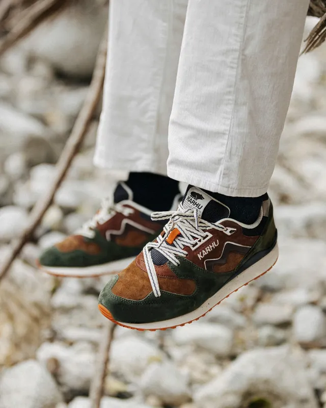 Karhu Synchron Classic – Thyme / Bitter Chocolate (F802665)