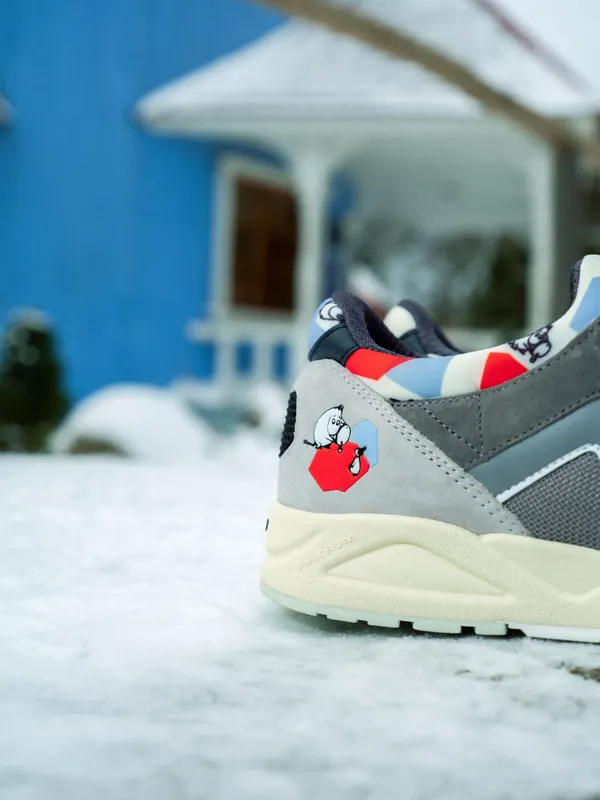 Karhu Aria 95 X Moomin – Dawn Blue / Sleet (F803088)