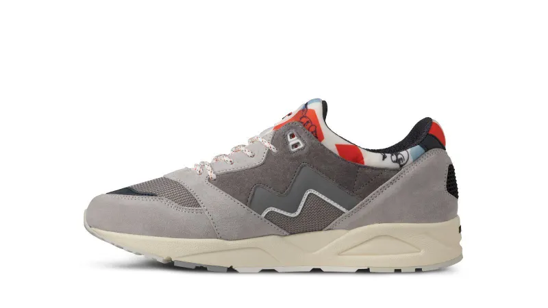 Karhu Aria 95 X Moomin – Dawn Blue / Sleet (F803088)