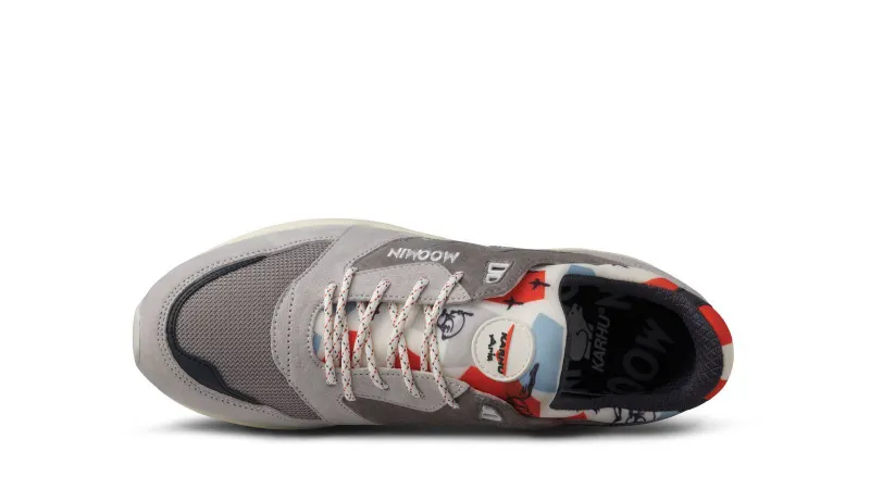 Karhu Aria 95 X Moomin – Dawn Blue / Sleet (F803088)