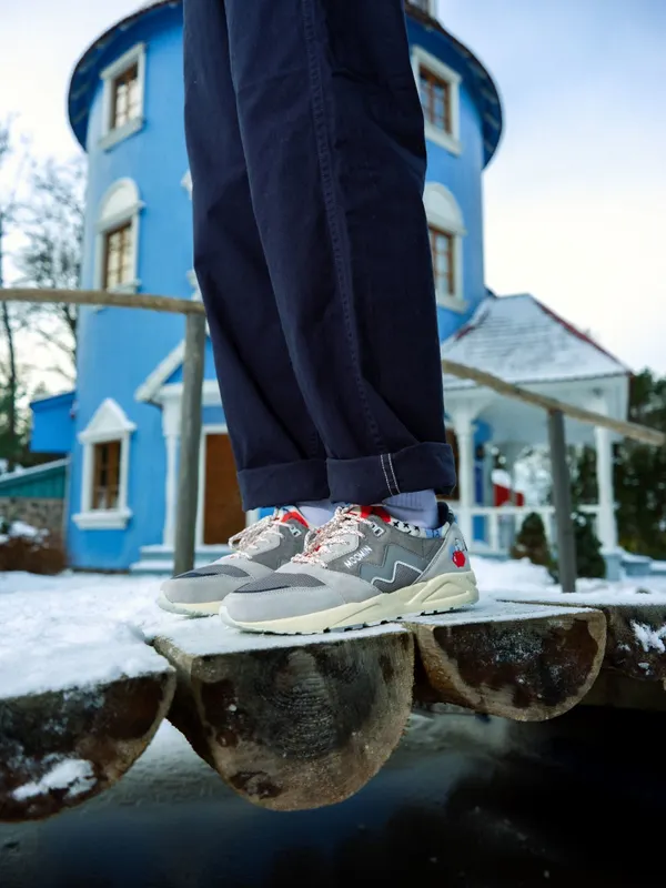 Karhu Aria 95 X Moomin – Dawn Blue / Sleet (F803088)