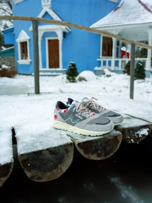 Karhu Aria 95 X Moomin – Dawn Blue / Sleet (F803088)