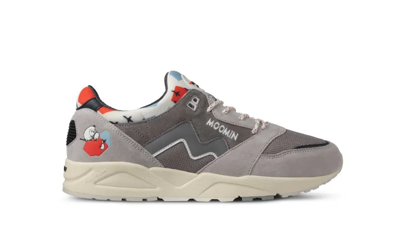 Karhu Aria 95 X Moomin – Dawn Blue / Sleet (F803088)