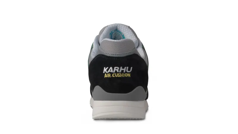 Karhu Synchron Classic – Jet Black / Hot Sauce (F802666)