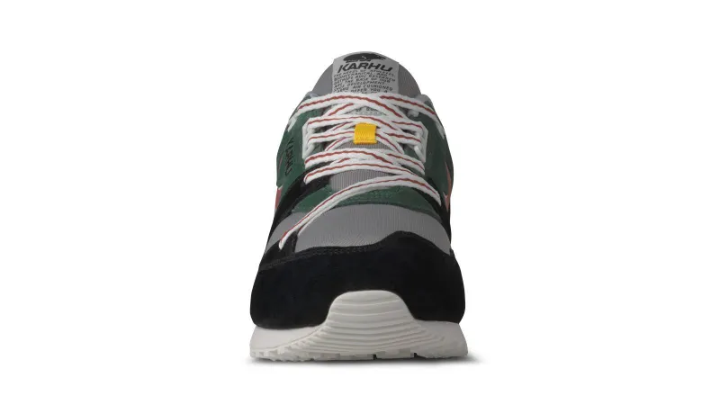 Karhu Synchron Classic – Jet Black / Hot Sauce (F802666)