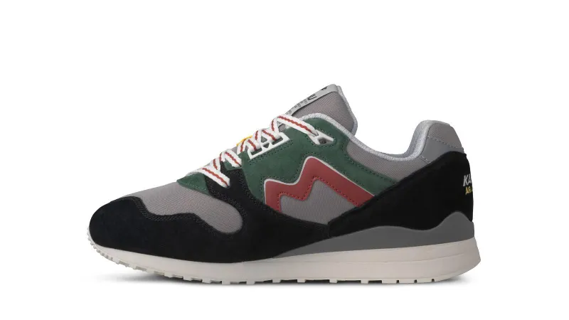 Karhu Synchron Classic – Jet Black / Hot Sauce (F802666)