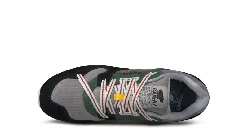 Karhu Synchron Classic – Jet Black / Hot Sauce (F802666)