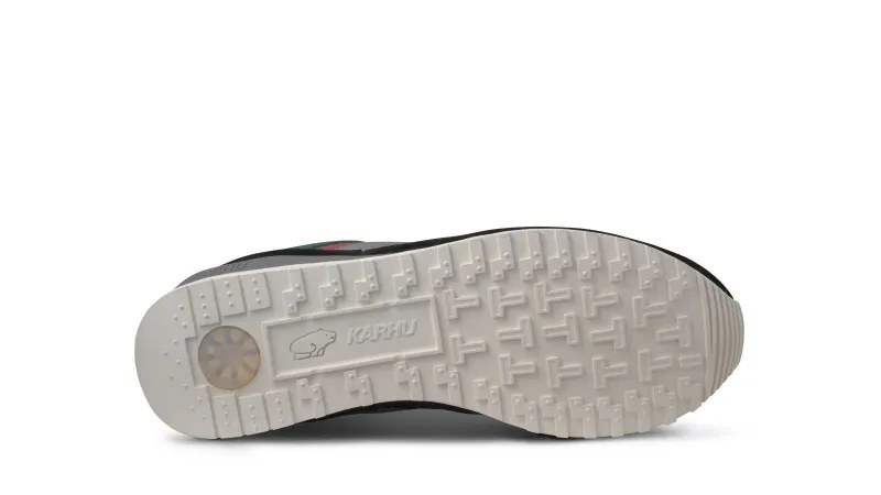 Karhu Synchron Classic – Jet Black / Hot Sauce (F802666)