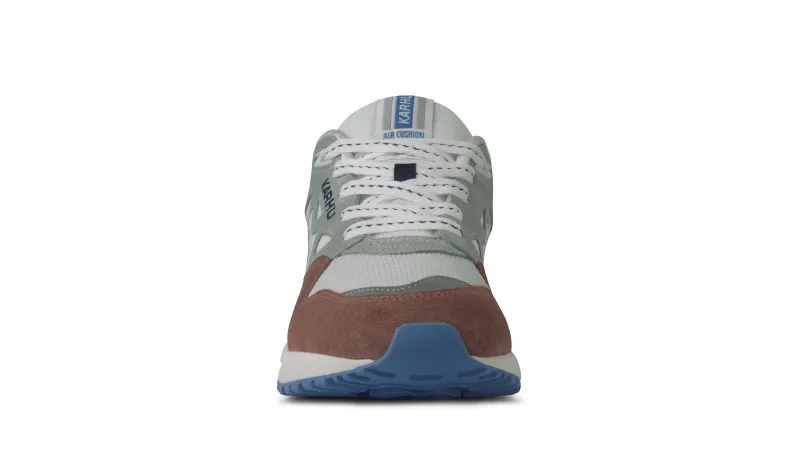 Karhu Legacy 96 – Beaver Fur / Pigeon (F806034)