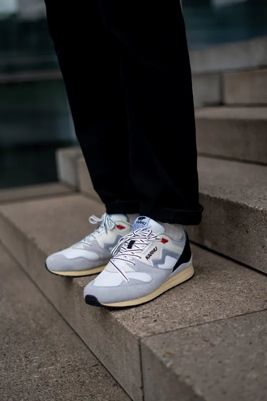 Karhu Synchron Classic – Dawn Blue / Lily White (F802669)