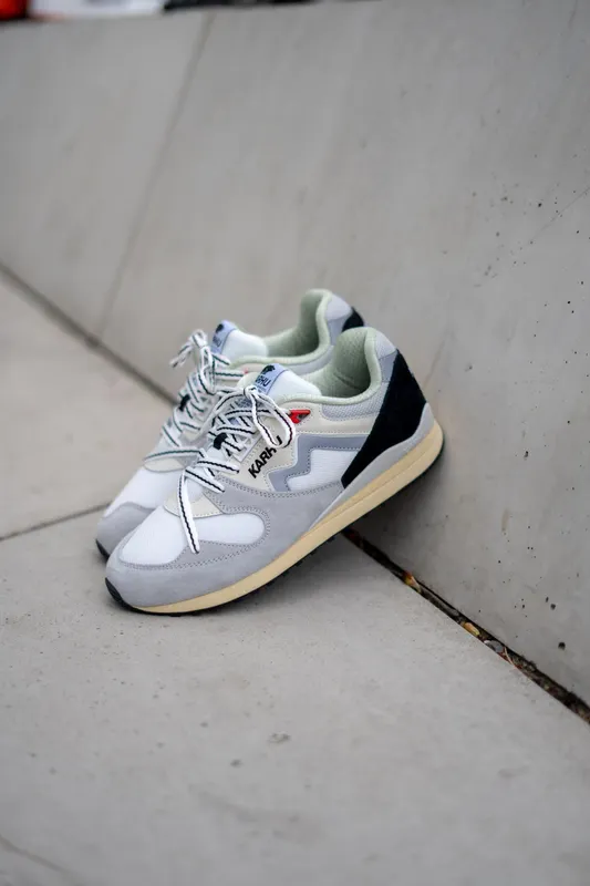 Karhu Synchron Classic – Dawn Blue / Lily White (F802669)