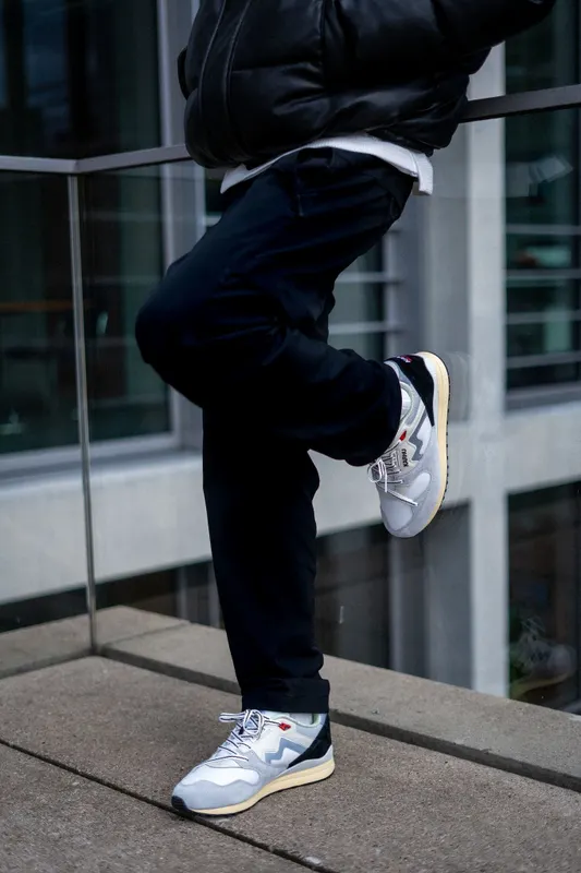 Karhu Synchron Classic – Dawn Blue / Lily White (F802669)