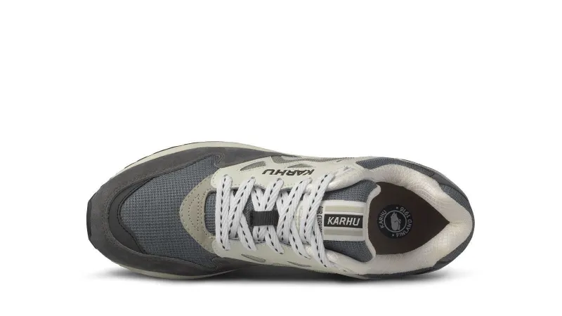 Karhu Legacy 96 – Gunmetal / Abbey Stone (F806039)