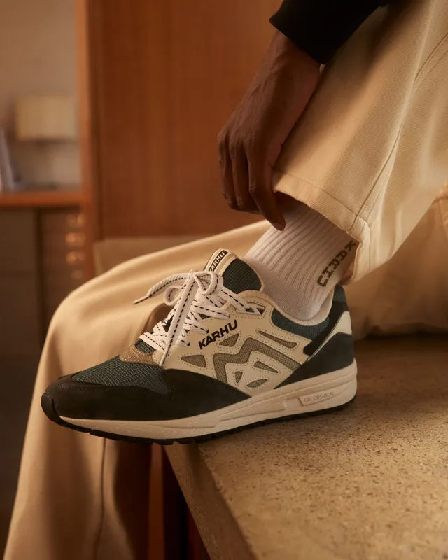 Karhu Legacy 96 – Gunmetal / Abbey Stone (F806039)