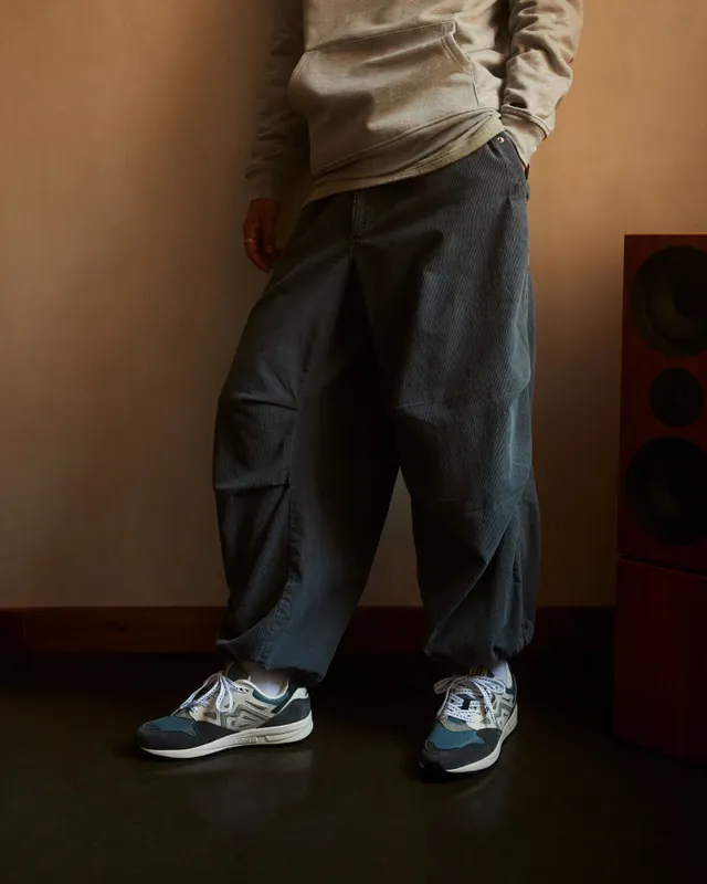 Karhu Legacy 96 – Gunmetal / Abbey Stone (F806039)