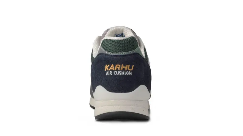 Karhu Synchron Classic – Gunmetal / Bright White (F802670)
