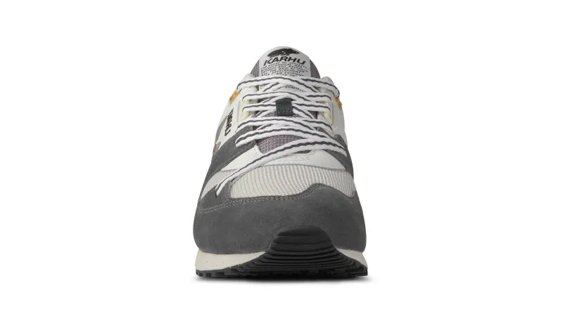 Karhu Synchron Classic – Gunmetal / Bright White (F802670)