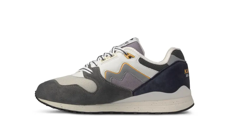 Karhu Synchron Classic – Gunmetal / Bright White (F802670)