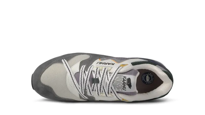 Karhu Synchron Classic – Gunmetal / Bright White (F802670)