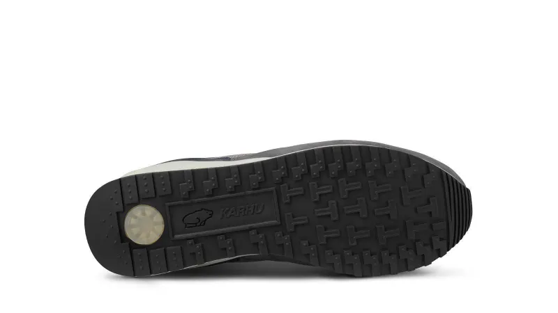 Karhu Synchron Classic – Gunmetal / Bright White (F802670)