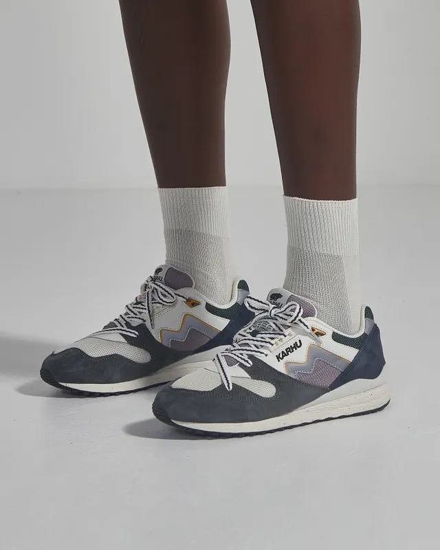 Karhu Synchron Classic – Gunmetal / Bright White (F802670)