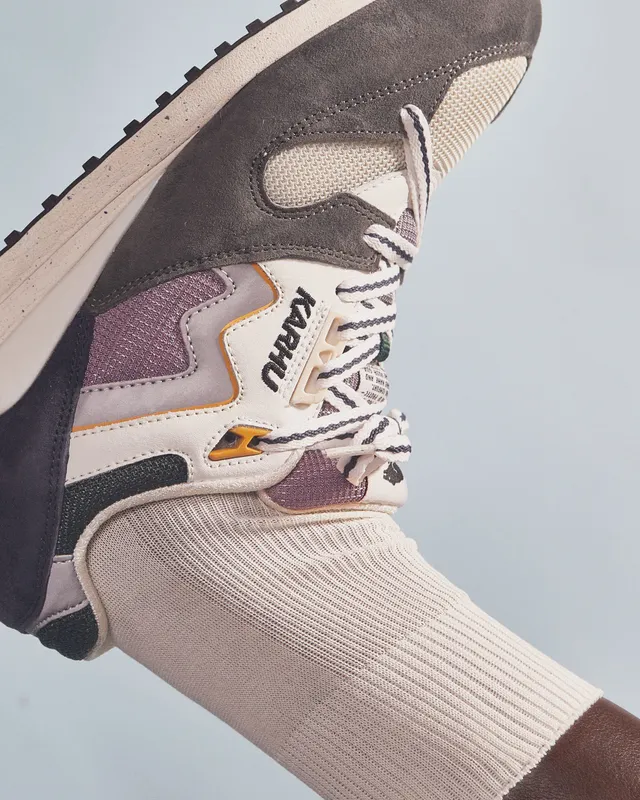 Karhu Synchron Classic – Gunmetal / Bright White (F802670)