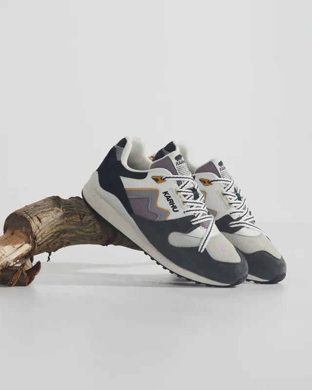 Karhu Synchron Classic – Gunmetal / Bright White (F802670)