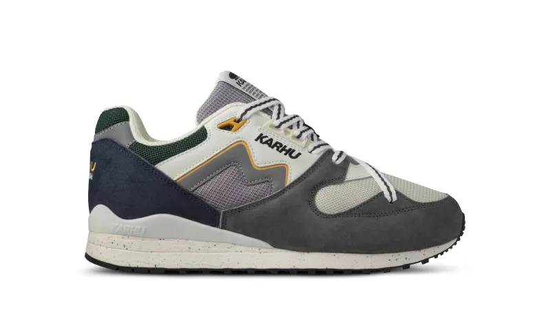 Karhu Synchron Classic – Gunmetal / Bright White (F802670)