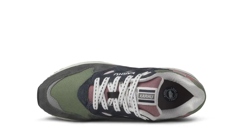 Karhu Legacy 96 – Gunmetal / India Ink (F806041)